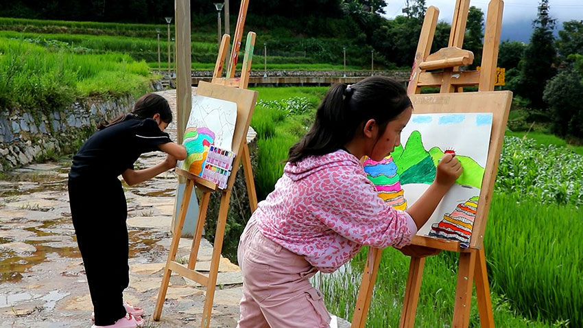 研學的孩子在田間作畫。趙龍雲攝