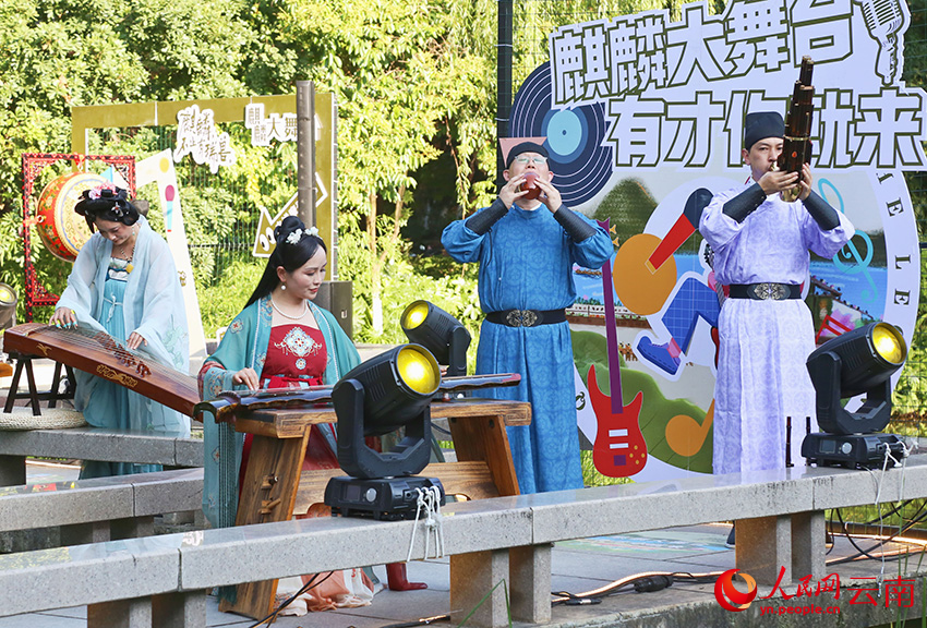 麒麟大舞台上，南中八音古乐团正在演奏。人民网记者 刘怡摄