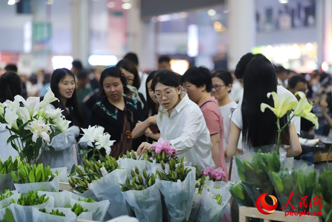 游客在斗南花卉市场选购鲜花。人民网记者 李发兴摄