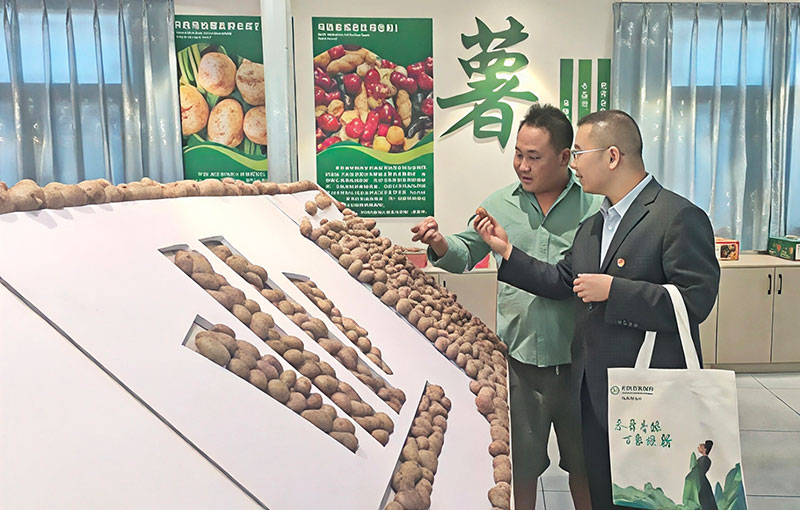 农行昭通分行客户经理为农户提供上门服务--供图中国农业银行云南省分行-(2)