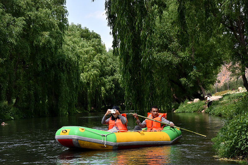 8月15日，游客在云南昭通昭阳洒渔河里快乐漂流。任天能摄