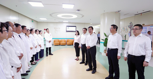 王宁王予波在医师节到来之际赴医疗卫生机构调研