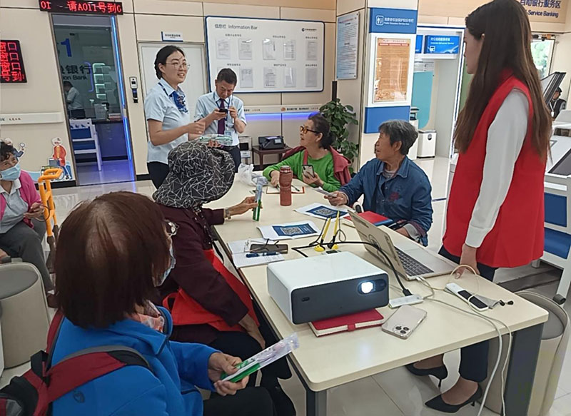 建行昆明篆塘支行开展银发港湾课堂