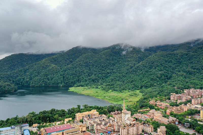 西盟縣勐梭龍潭保護區航拍。奚川江攝