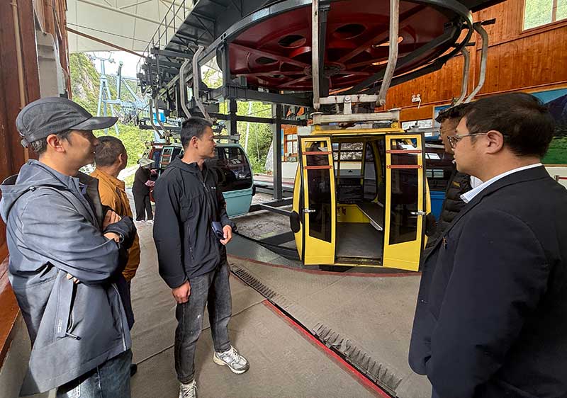 富滇银行工作人员了解石卡雪山景区升级情况。