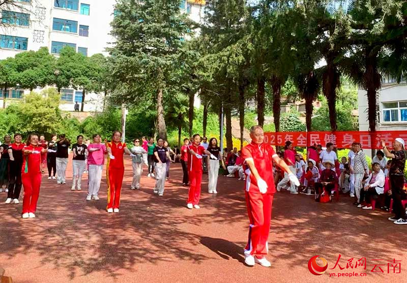 羊媒社區組織的全民健身日廣場舞比賽活動正在舉行。人民網 王嫻攝