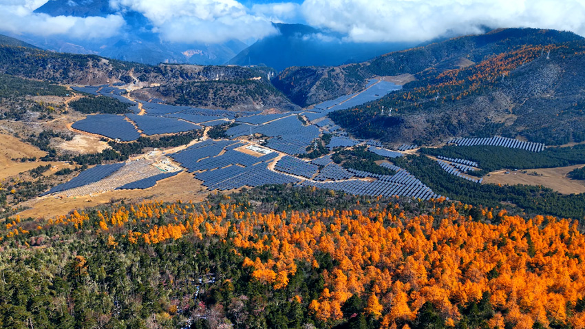 2024年12月15日，位于高寒山区的丽江玉龙文海雪花光伏项目成功并网发电。赵静媛摄
