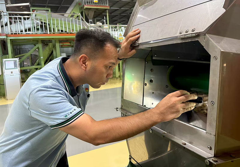 包晓磊在检查设备卫生。李金泽摄