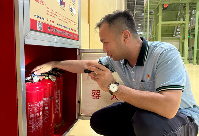 包晓磊在检查消防安全。吕世华摄
