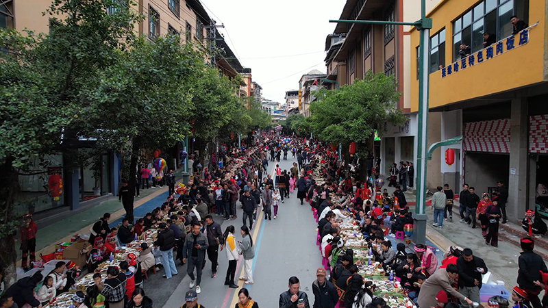 长街古宴现场（各族群众在共庆佳节）