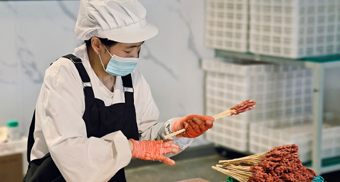 金融“炭火”为昭通小肉串产业添兴旺