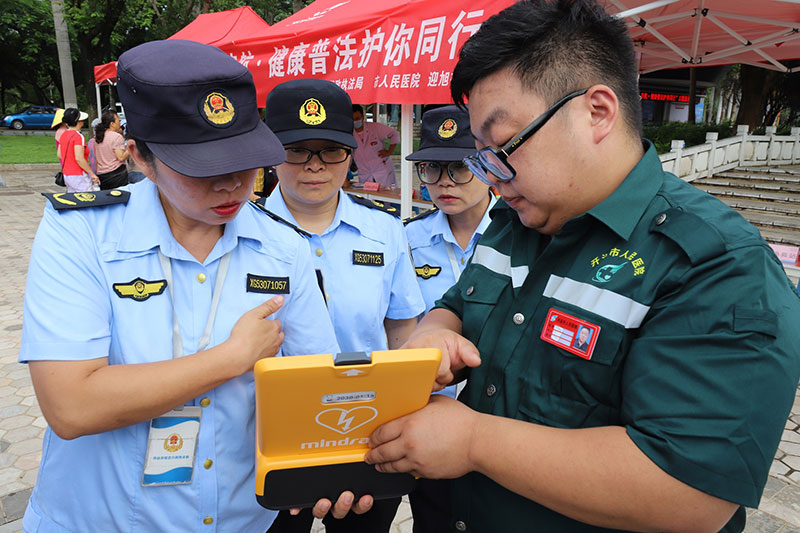 执法人员学习自动体外除颤器的使用-资料图