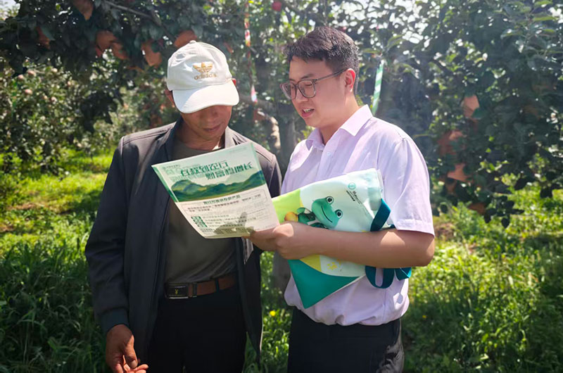 工作人員深入田間地頭