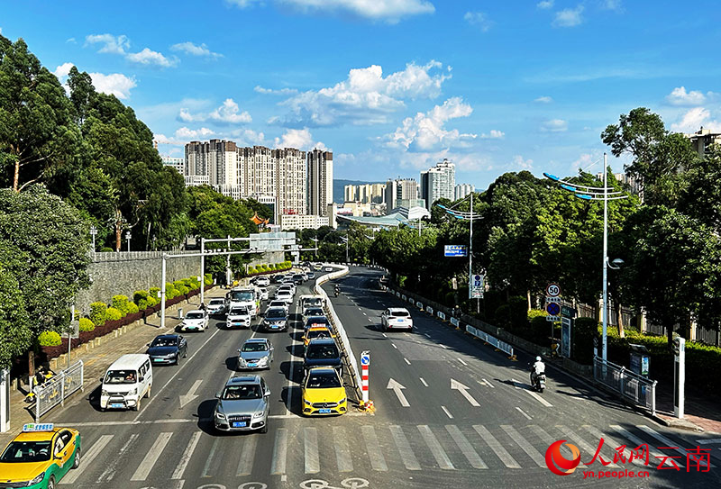 这几年，凭借优越的气候和生态条件，曲靖市的避暑旅居产业持续升温。人民网记者-刘怡摄