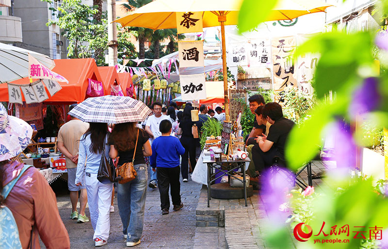 曲靖市糖行街的特色集市上人头攒动。人民网记者-刘怡摄