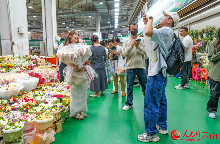 8月28日下午，市民在斗南花市內拍照。人民網記者 虎遵會攝