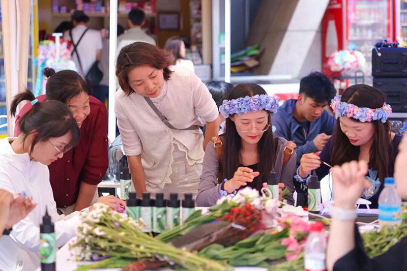 游客在體驗花融非遺手作活動。呈貢區融媒體中心供圖