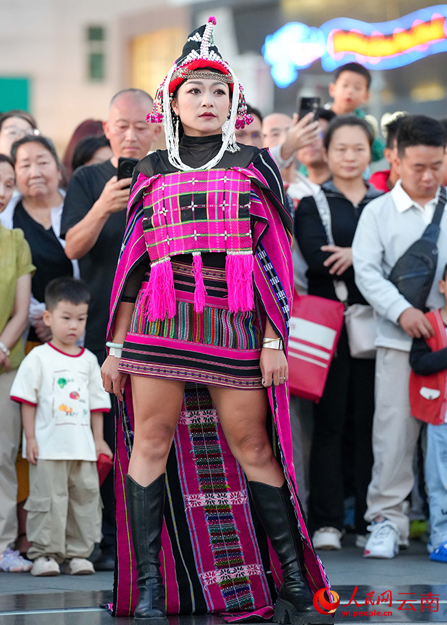 发布会现场开展的佤族织锦快闪秀表演。人民网记者 虎遵会摄