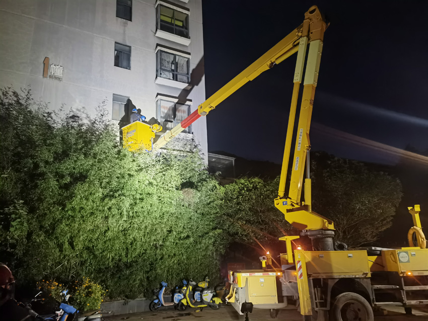 昆明富民供电局工作人员夜间开展供电抢修。