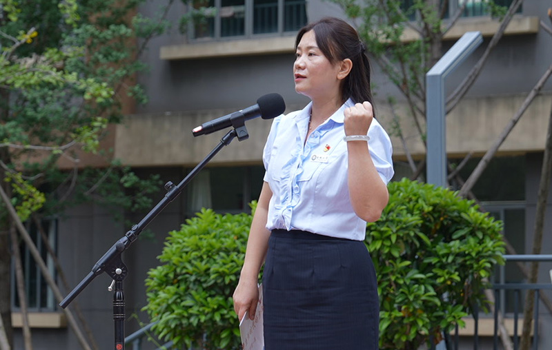 春城小学教育集团总校长、党总支书记江琼带领学生握拳宣誓。共青团云南省委供图