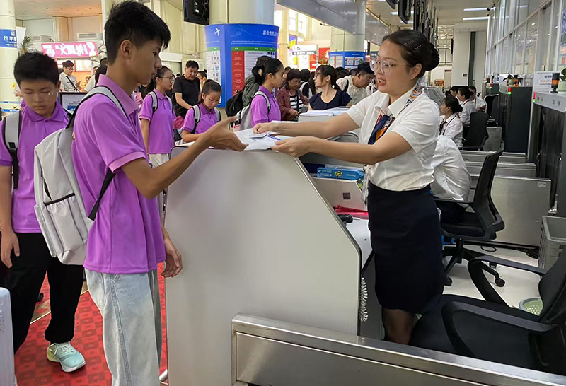 工作人员为旅客办理登机牌。