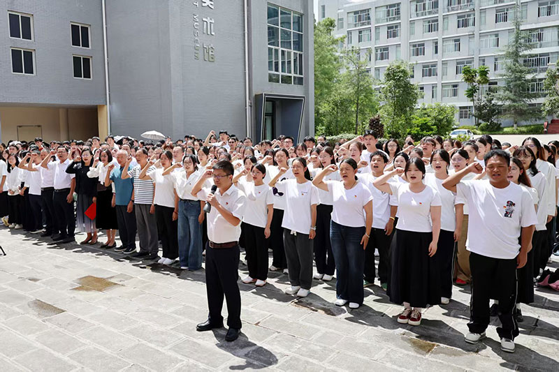 全体师生党员重温入党誓词。