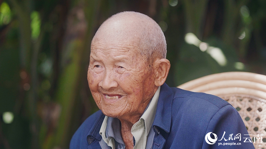 參加滇西反攻戰騰沖戰役的吳正春老人今年已經101歲。視頻截圖