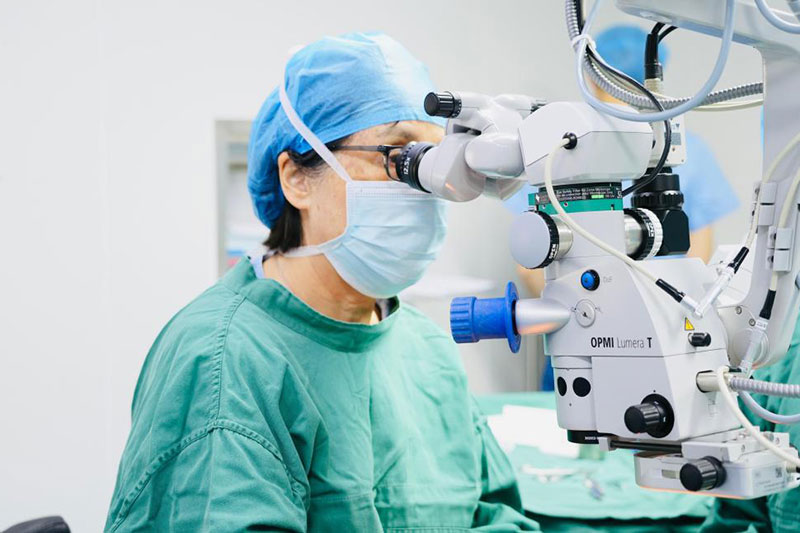 许江涛正在给患者做检查。