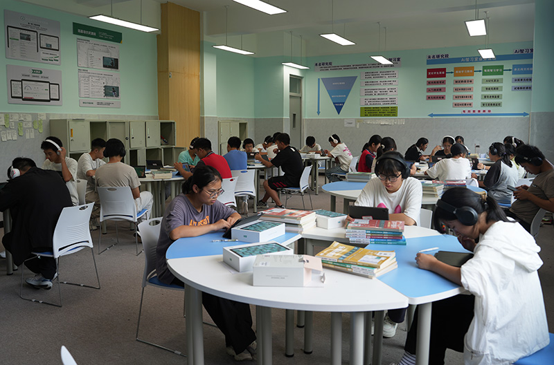 2025年9月4日，威信縣第三高級中學學生在AI自習室上課-(2)