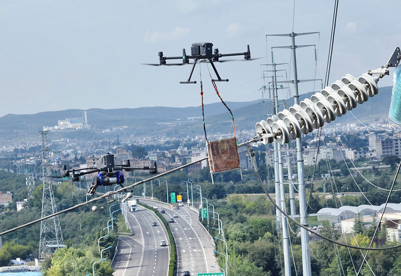 曲靖供电局输电管理所对110千伏沾瑞线跨越高速公路段巡检任务中，采用无人机对跨越段的导线红外测温和对耐张线夹等金具进行X激光探伤检测，效率大幅提升。