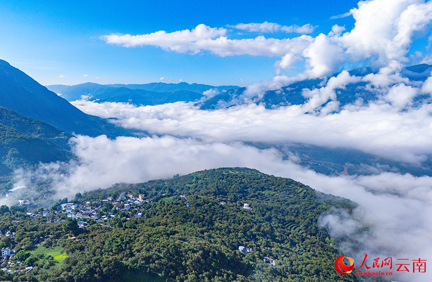 云南省漾濞县苍山西坡出现壮美云海景观。人民网记者 虎遵会摄