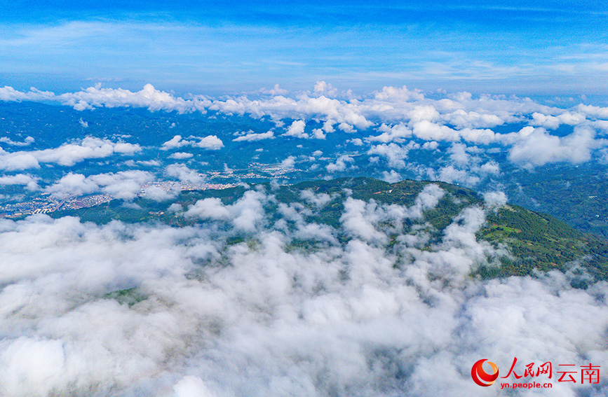 云南省漾濞县苍山西坡出现壮美云海景观。人民网记者 虎遵会摄