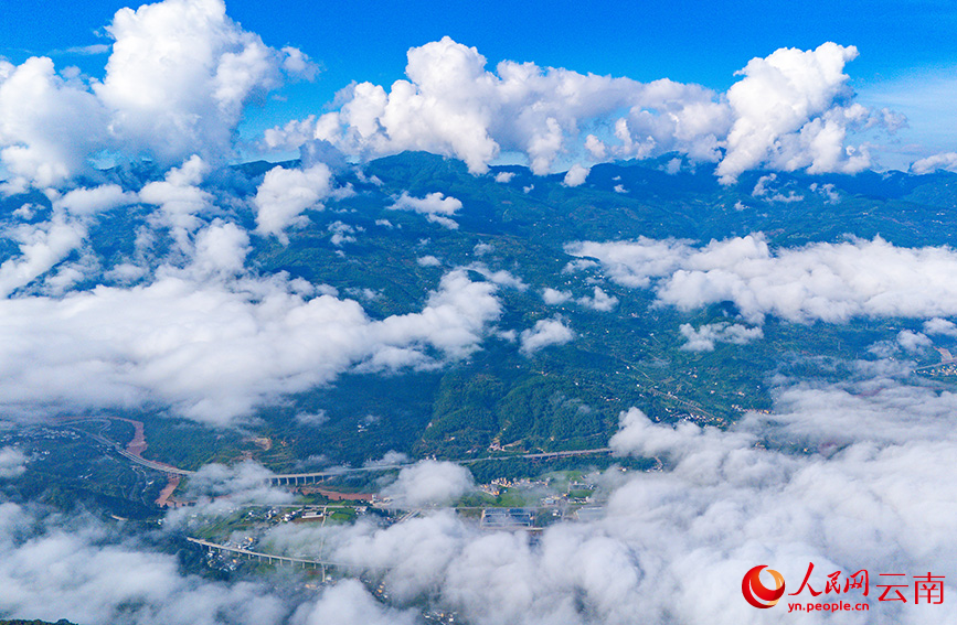 云南省漾濞县苍山西坡出现壮美云海景观。人民网记者 虎遵会摄