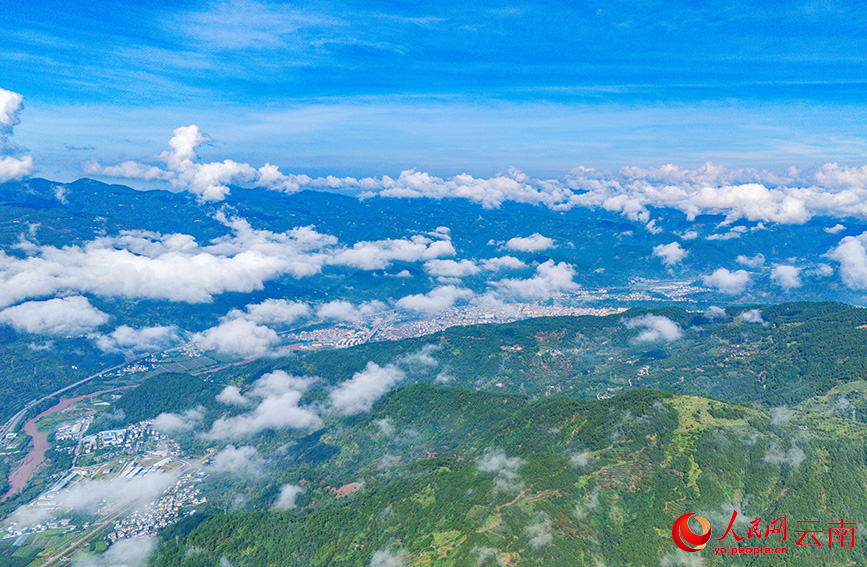 云南省漾濞县苍山西坡出现壮美云海景观。人民网记者 虎遵会摄