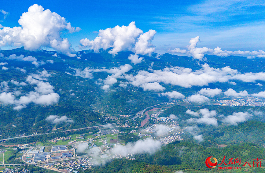 云南省漾濞县苍山西坡出现壮美云海景观。人民网记者 虎遵会摄