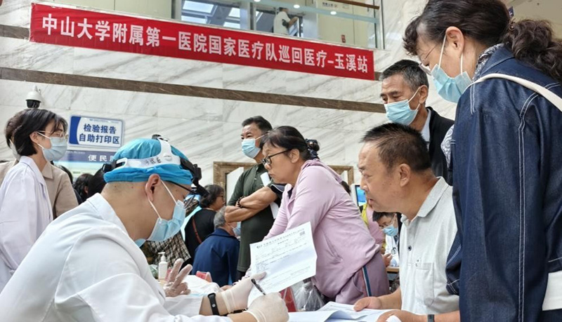 图为巡回医疗队专家在玉溪市人民医院为患者义诊。