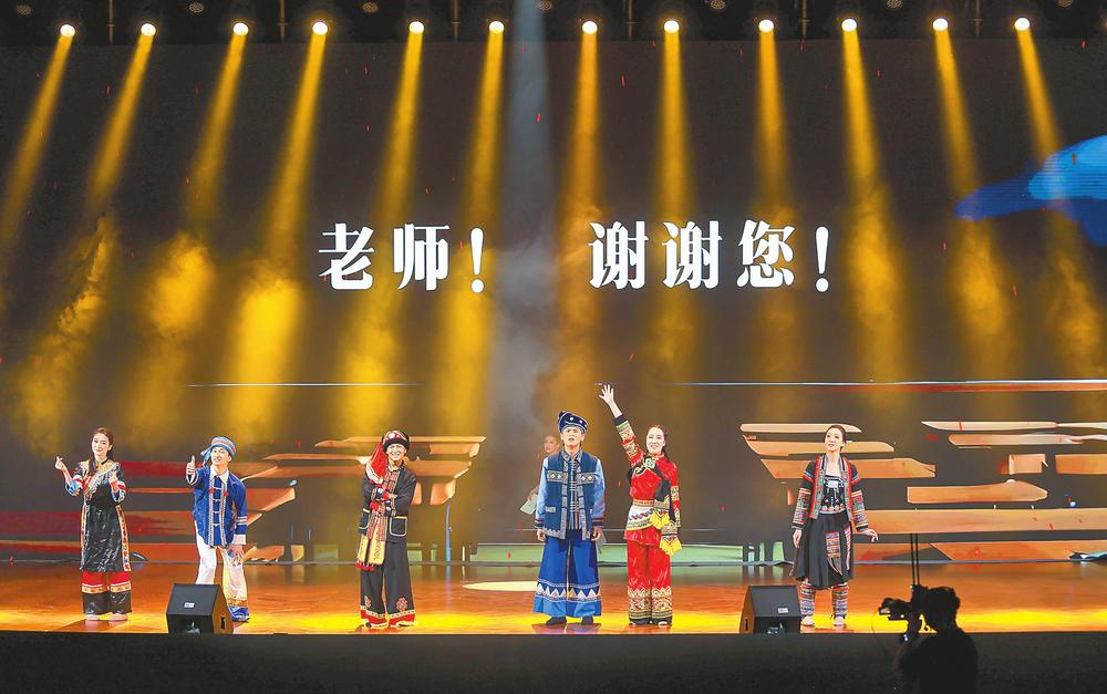 学生们通过舞蹈《风拂过山岗》礼赞云岭师者。 胡妤雅摄