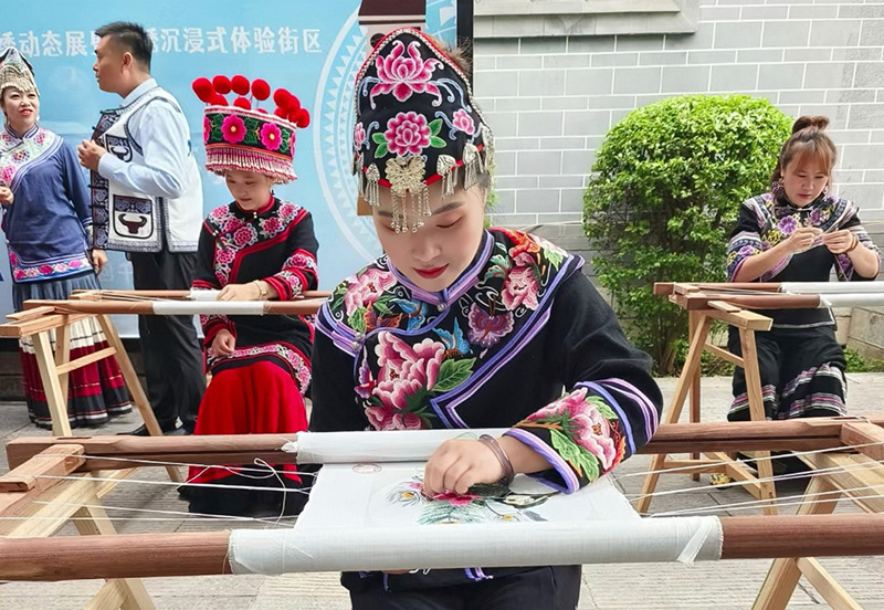 李國秀參加刺繡展示。南華縣委宣傳部供圖