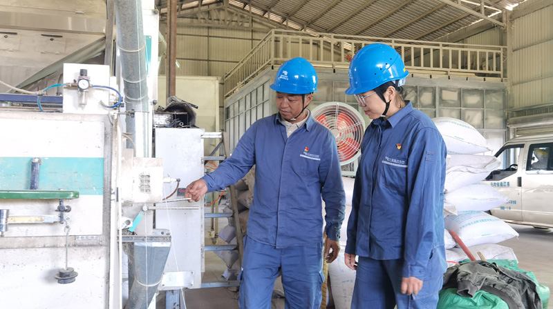 電力人員上門服務。