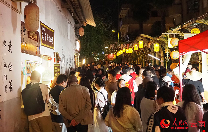 曲靖市糖行街夜晚人头攒动。人民网 王娴摄
