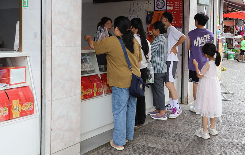 大關月餅店鋪人頭攢動。