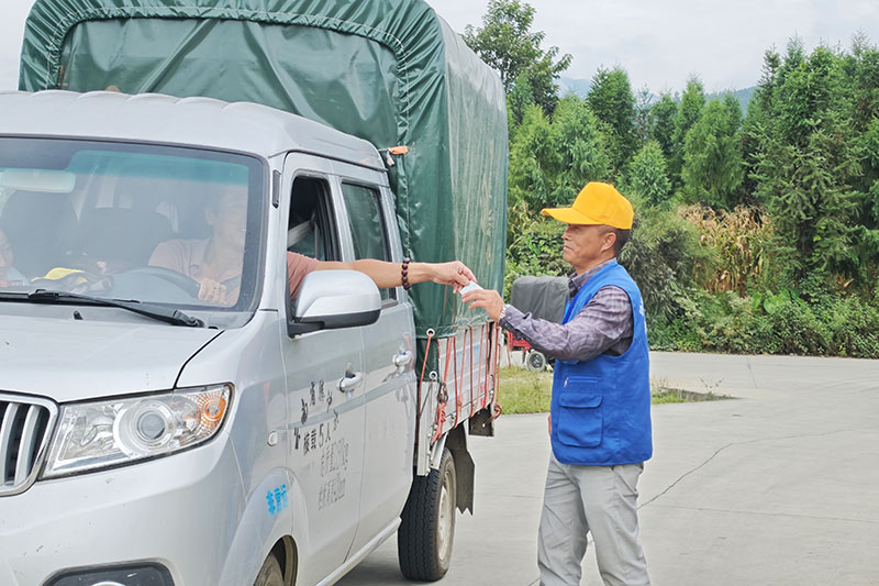 农户领取交售排号票据。杨霄摄