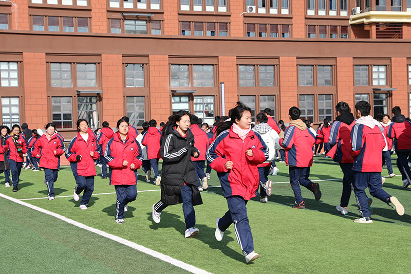 云南师范大学附属昭阳中学学生正在跑课间操-沈春燕-拍摄