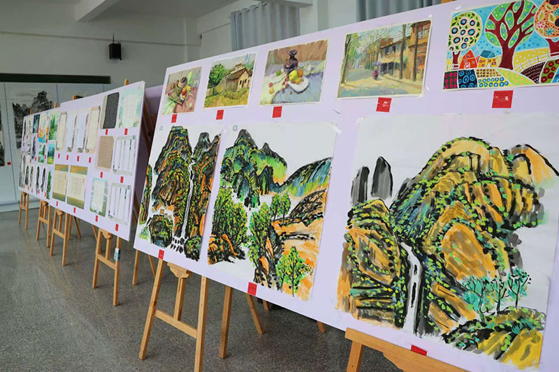 昭阳区第三中学学生绘画作品展示。沈春燕摄