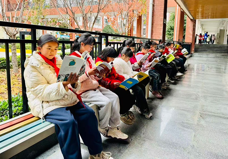 昭阳区第十小学读书角。王秋静摄