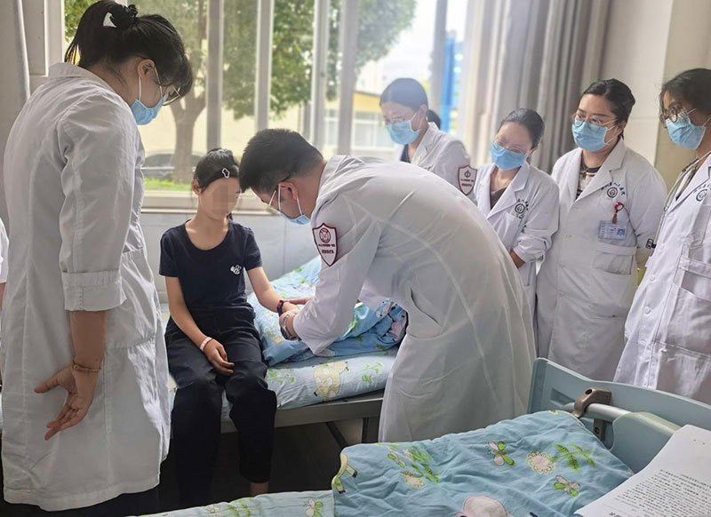 医疗队医生正在为患儿做检查。