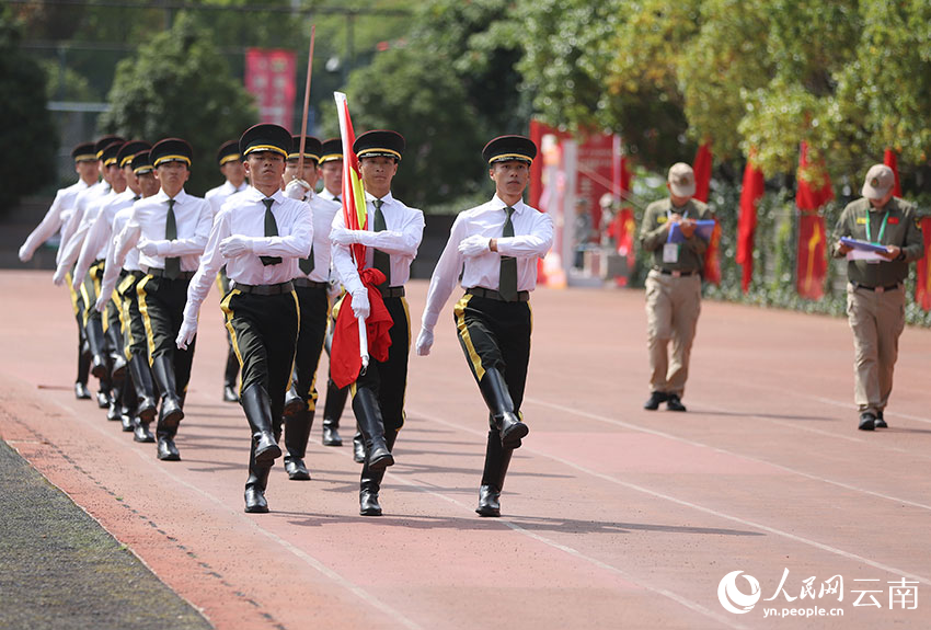 参赛队在进行分队队列动作展示。人民网记者 李发兴摄