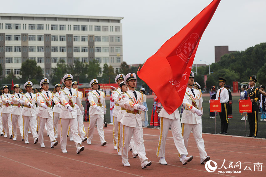 参赛队在开幕式上入场。人民网记者 李发兴摄