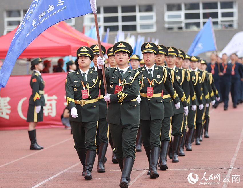 參賽隊在開幕式上入場。人民網記者 李發興攝