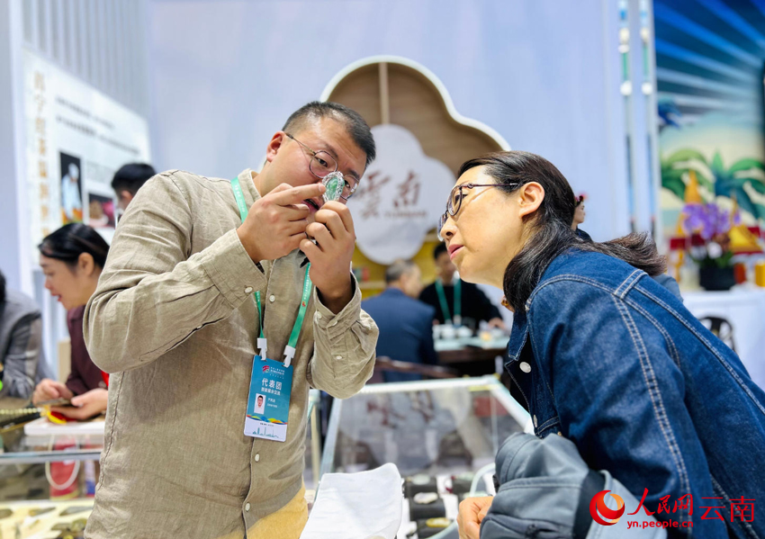 云南省“兴滇英才支持计划”首席技师尹其通为市民讲解翡翠相关知识